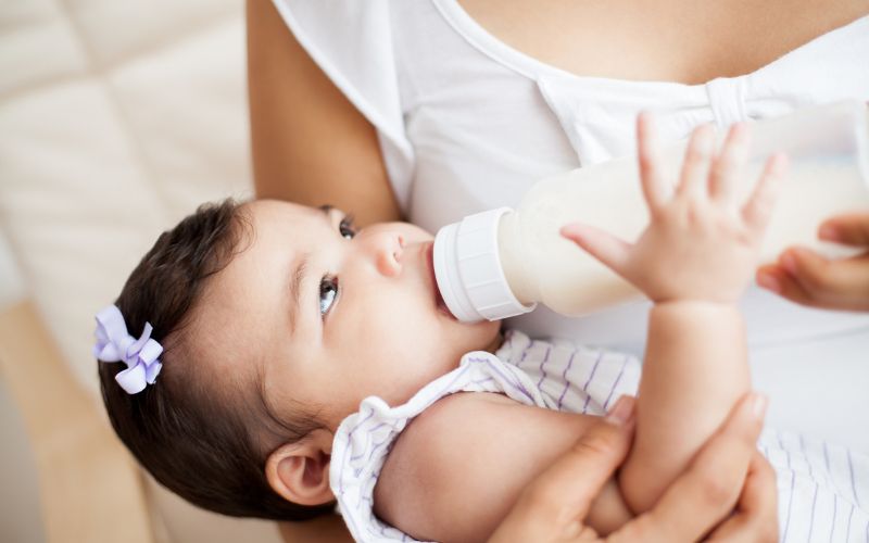 Bình sữa phù hợp giúp trẻ không bị trớ sữa